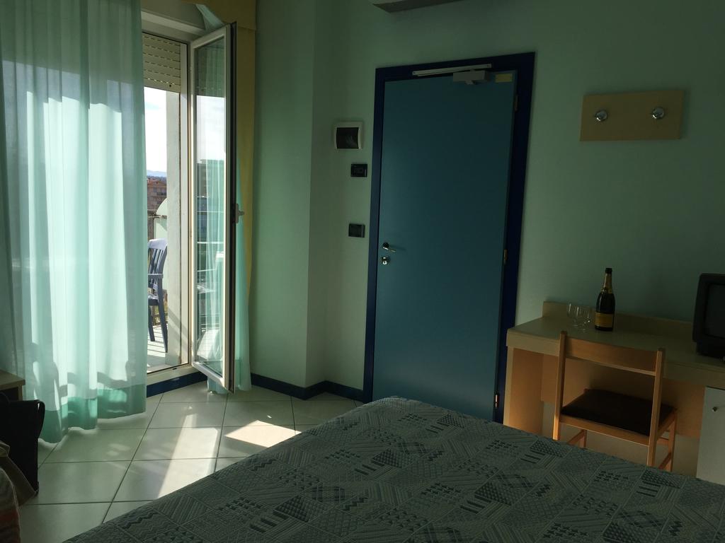 Hotel Bristol Misano Adriatico Quarto foto